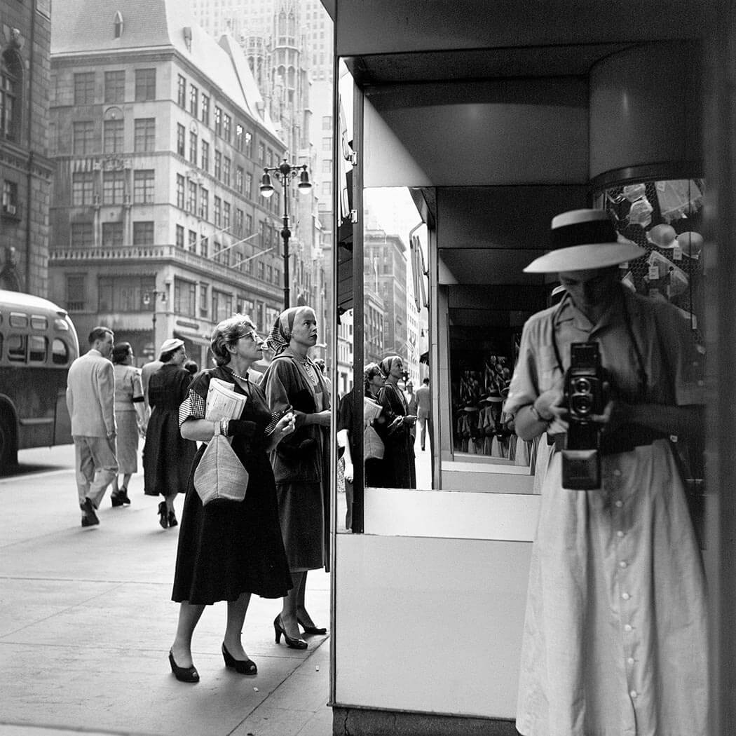 Las fotografías más conocidas de Maier representan escenas callejeras en Chicago y Nueva York durante las décadas de 1950 y 1960.